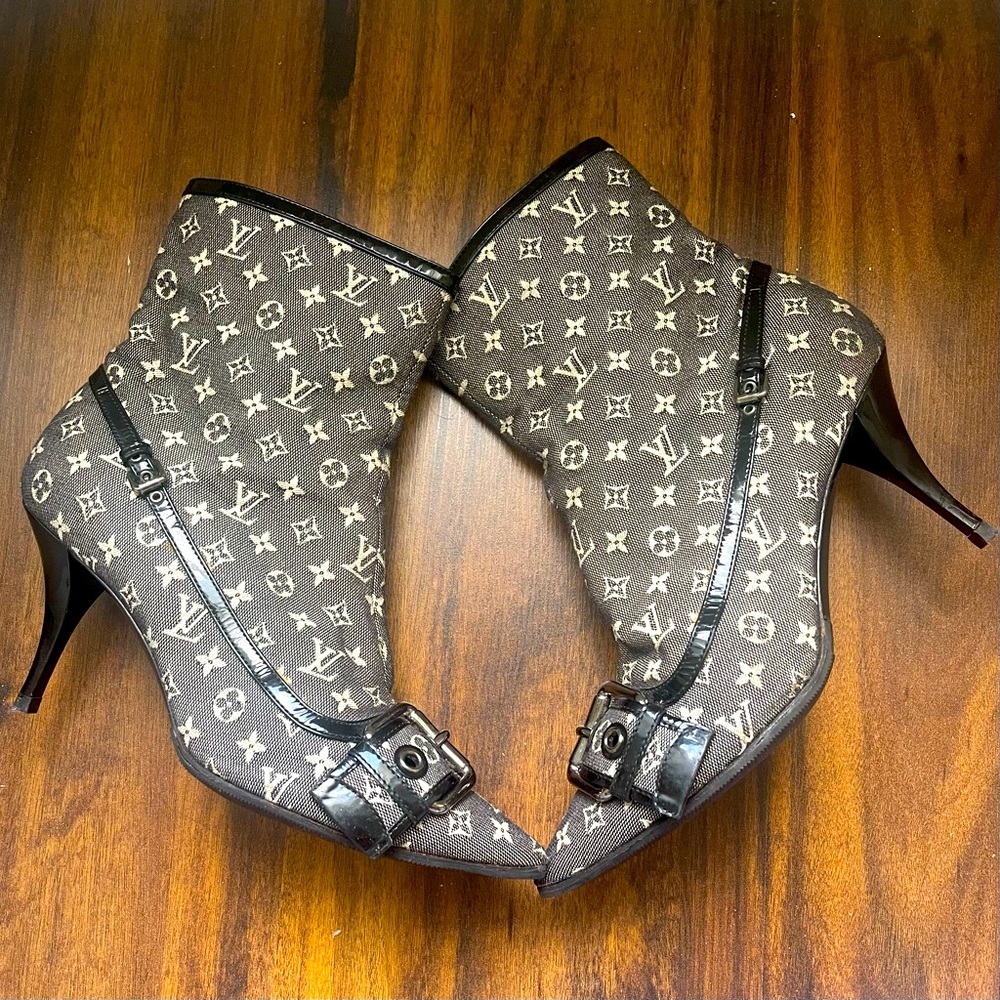 INCREDIBLE Louis Vuitton shoes. Never worn! In perfect condition!